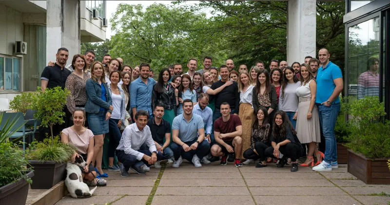 Estitor tim grupna fotografija napolju Estitor tim grupna fotografija napolju